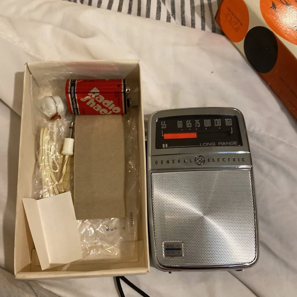 New Vintage Miniature Radio - Picture 2 of 3